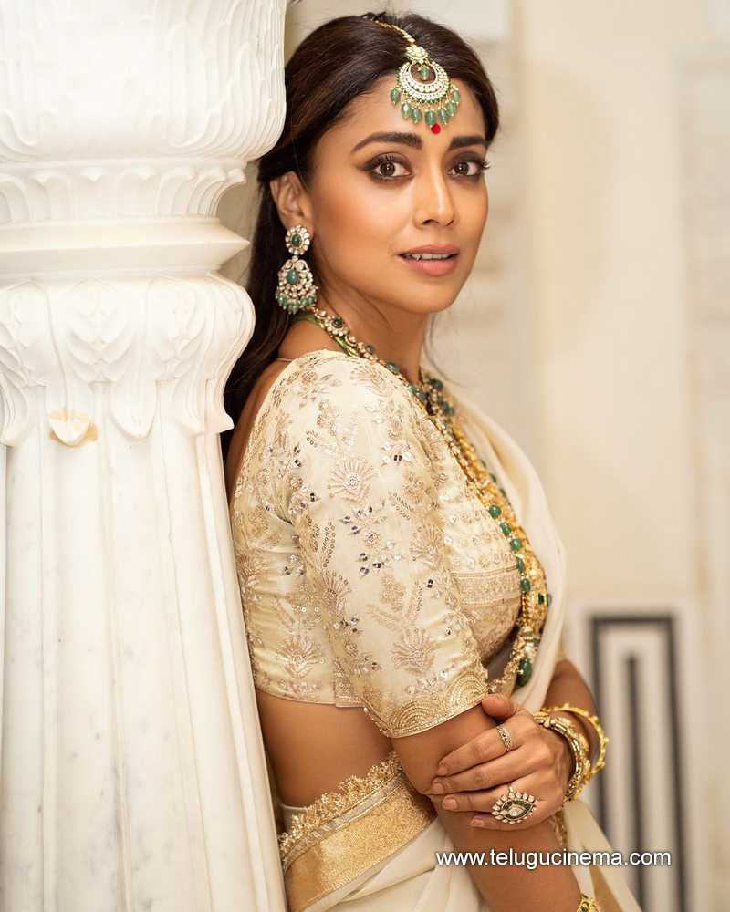 shriyasaran stills 190624 03