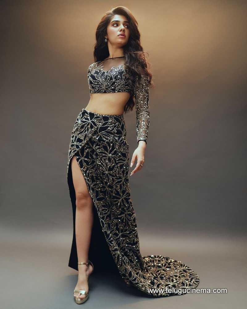 kriti stills 110724 04