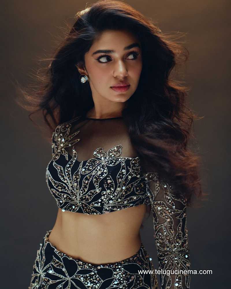 kriti stills 110724 06
