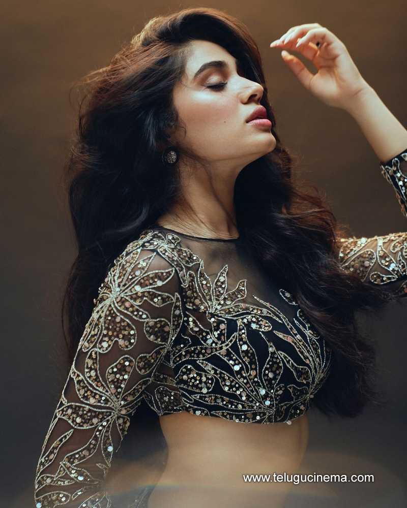 kriti stills 110724 07