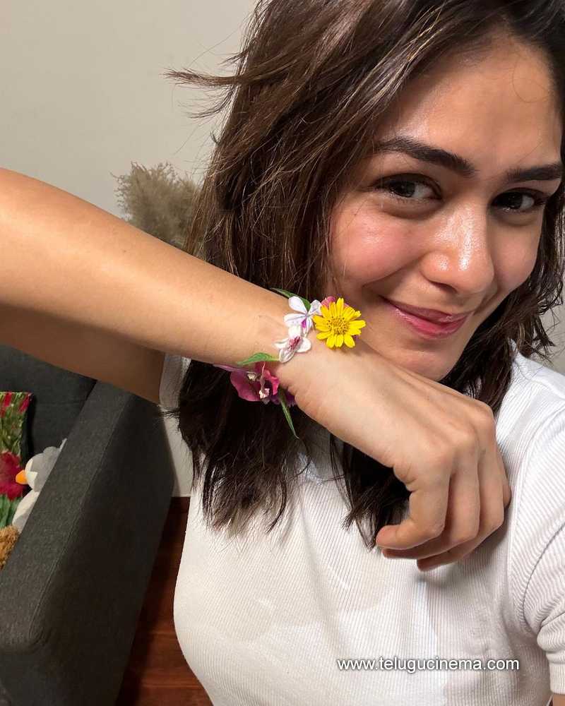 mrunalthakur stills 220724 03 1