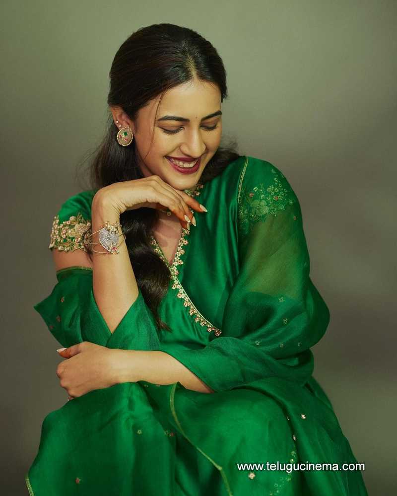 niharika stills 300724 02
