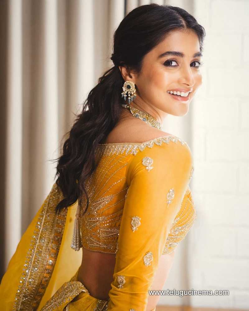 pooja stills 130724 05