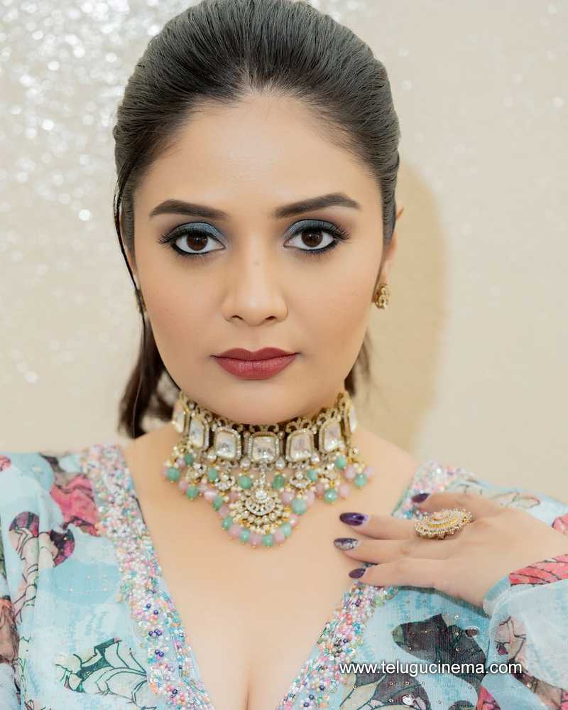 Sreemukhi for a TV show - new clicks | Telugu Cinema