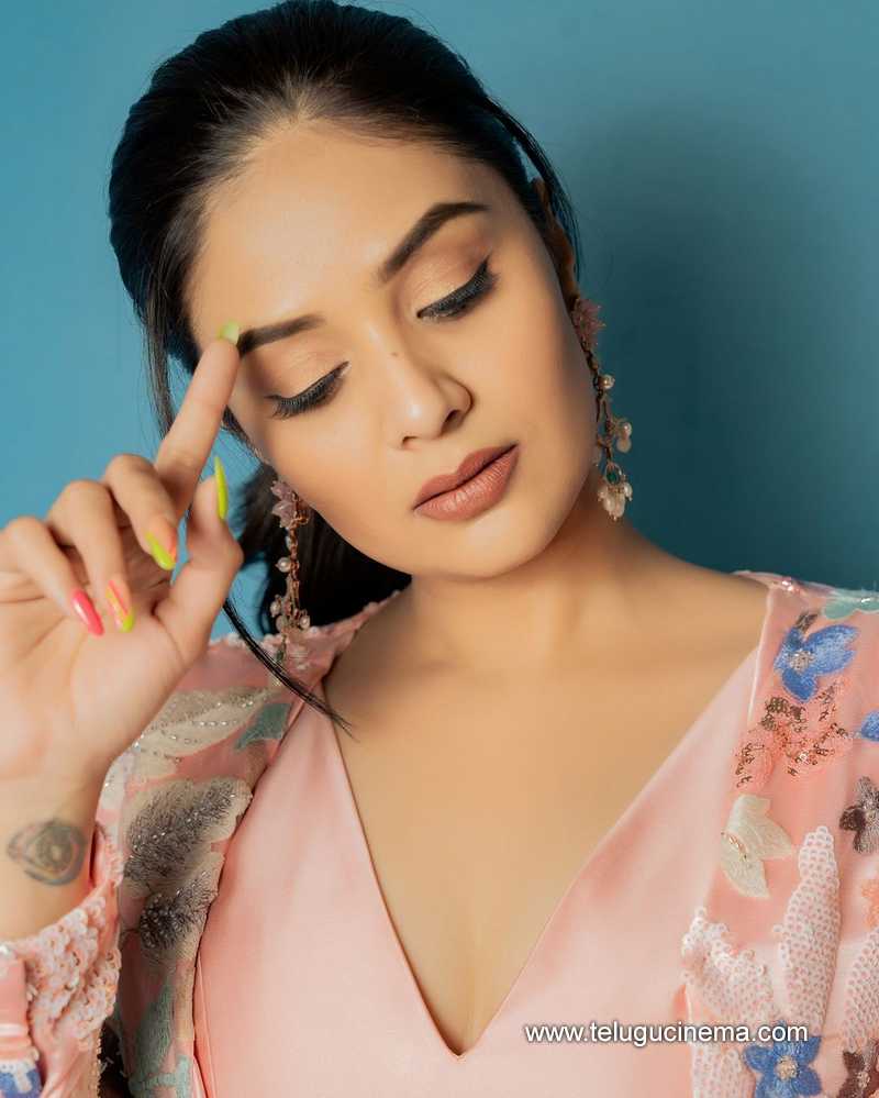 sreemukhi stills 220724 02