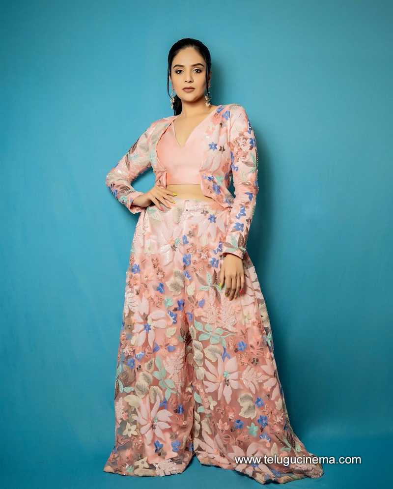 sreemukhi stills 220724 03
