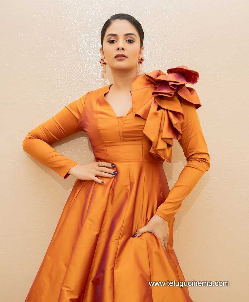 sreemukhii stills 220724 02