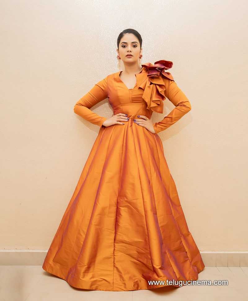 sreemukhii stills 220724 06