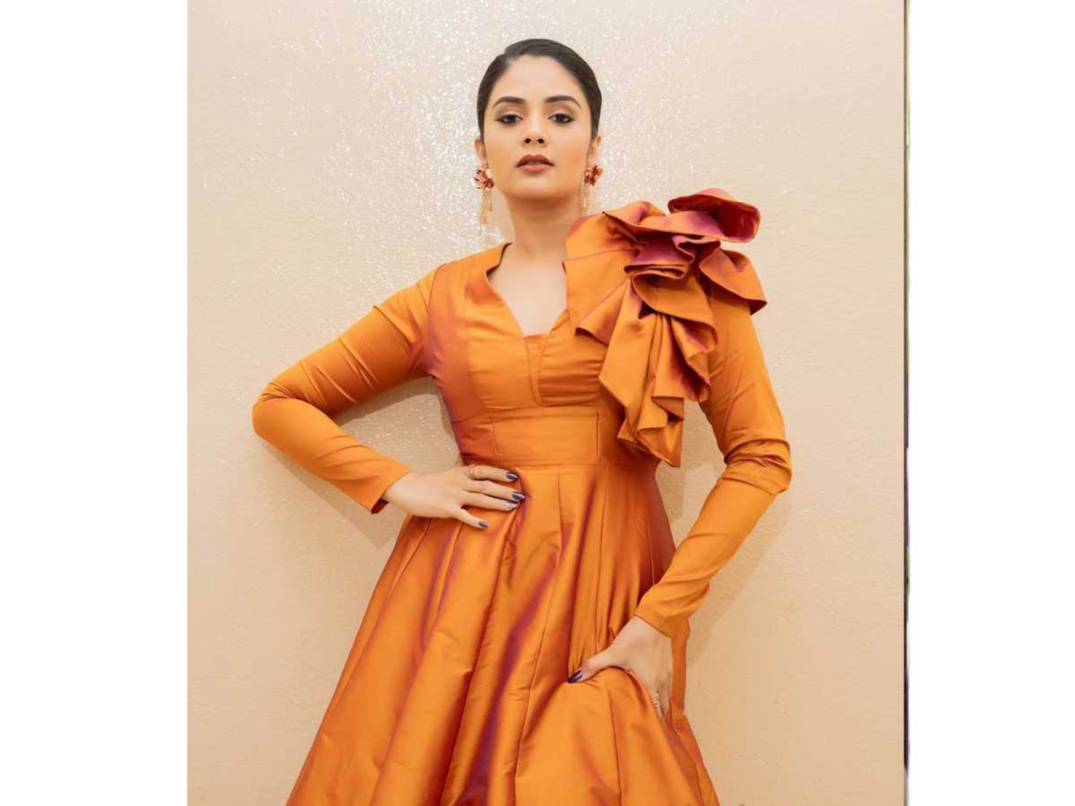 Sreemukhi continues to wear long gowns | Telugu Cinema