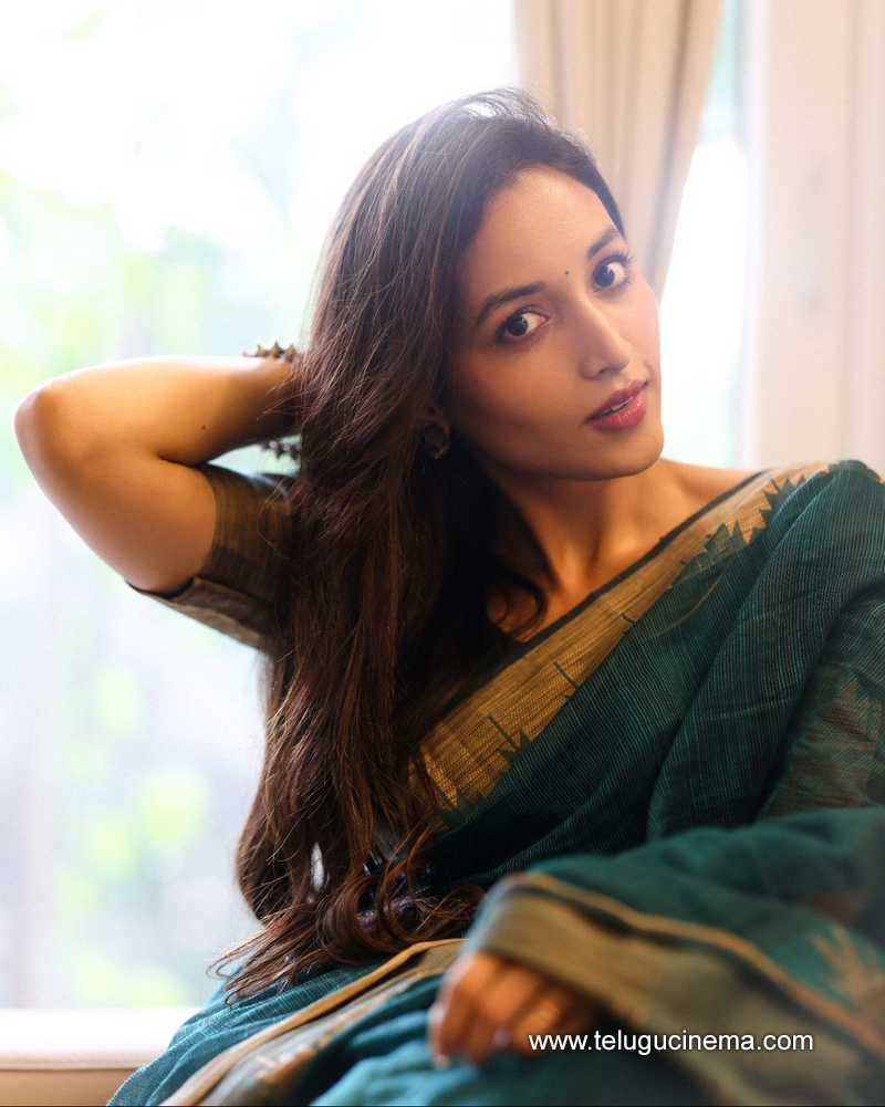 Srinidhi stills 050824 04