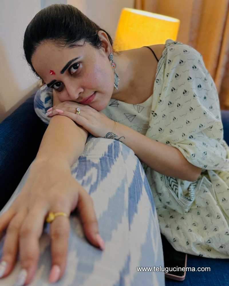 anasuya stills 200824 05