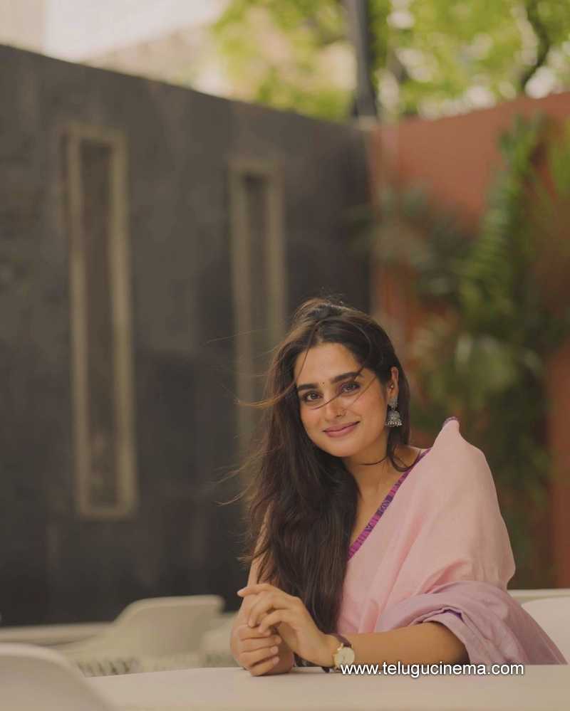 ayesha srinath stills 120824 04