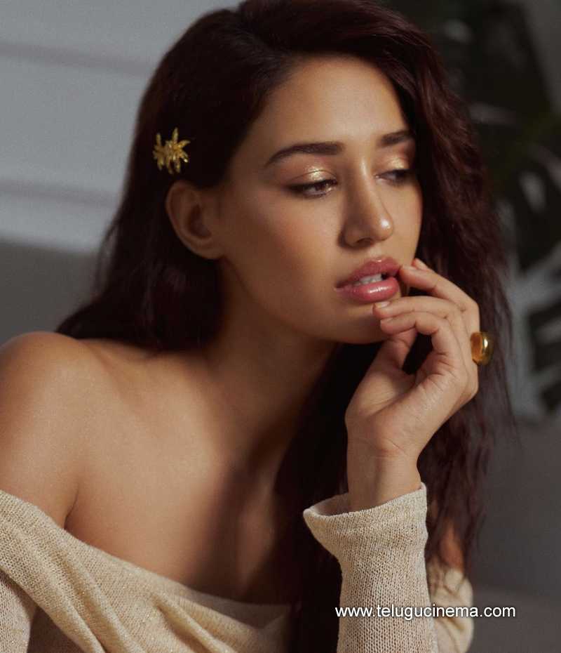 dishapatani stills 190824 03