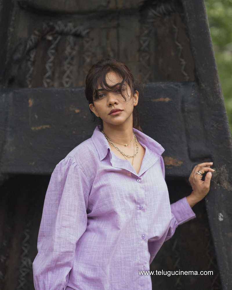 gayatri stlls 130824 02 1
