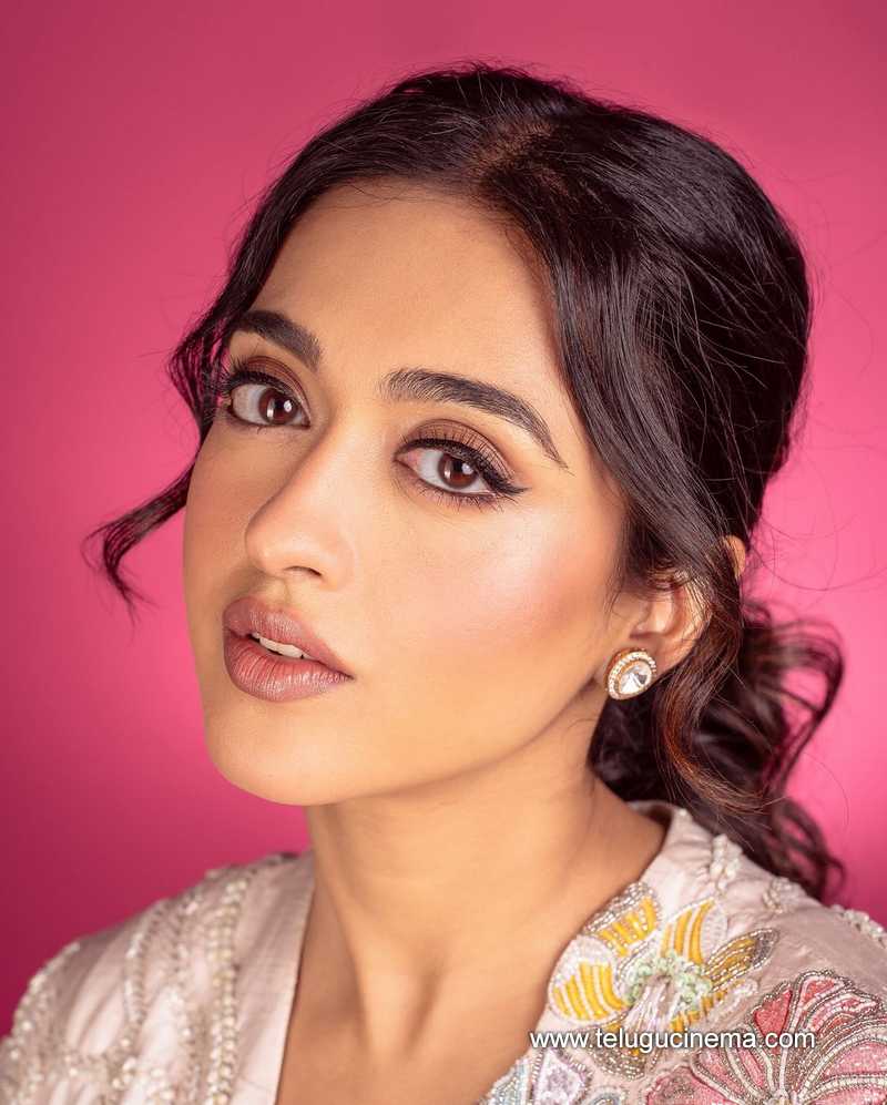 gayatribharadaj stills 210824 04