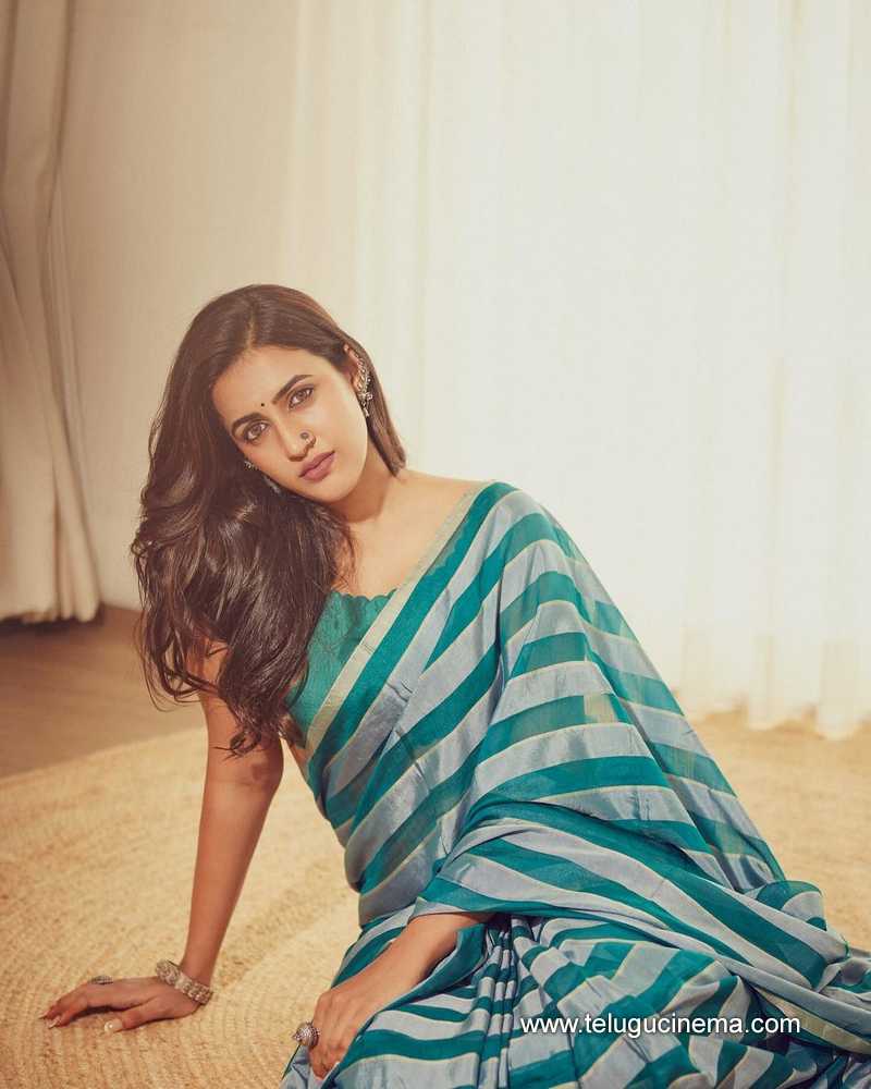niharika stills 100824 02
