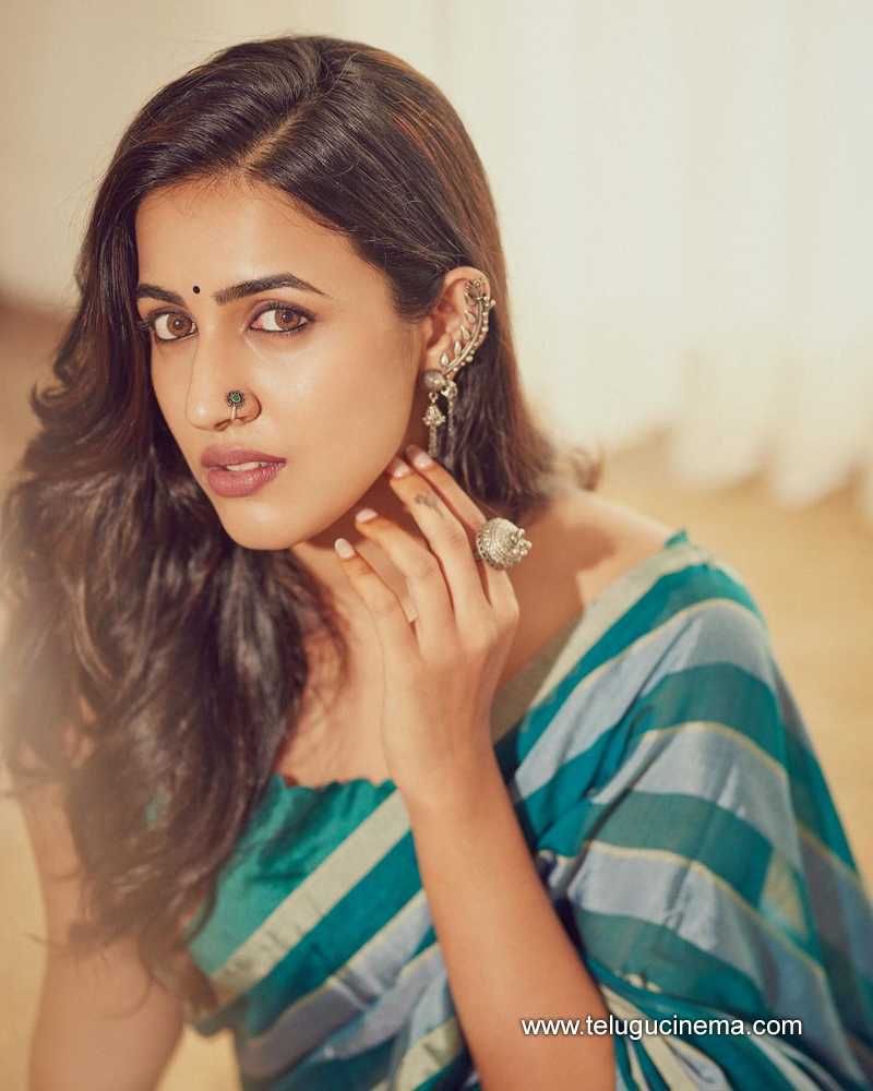 niharika stills 100824 03