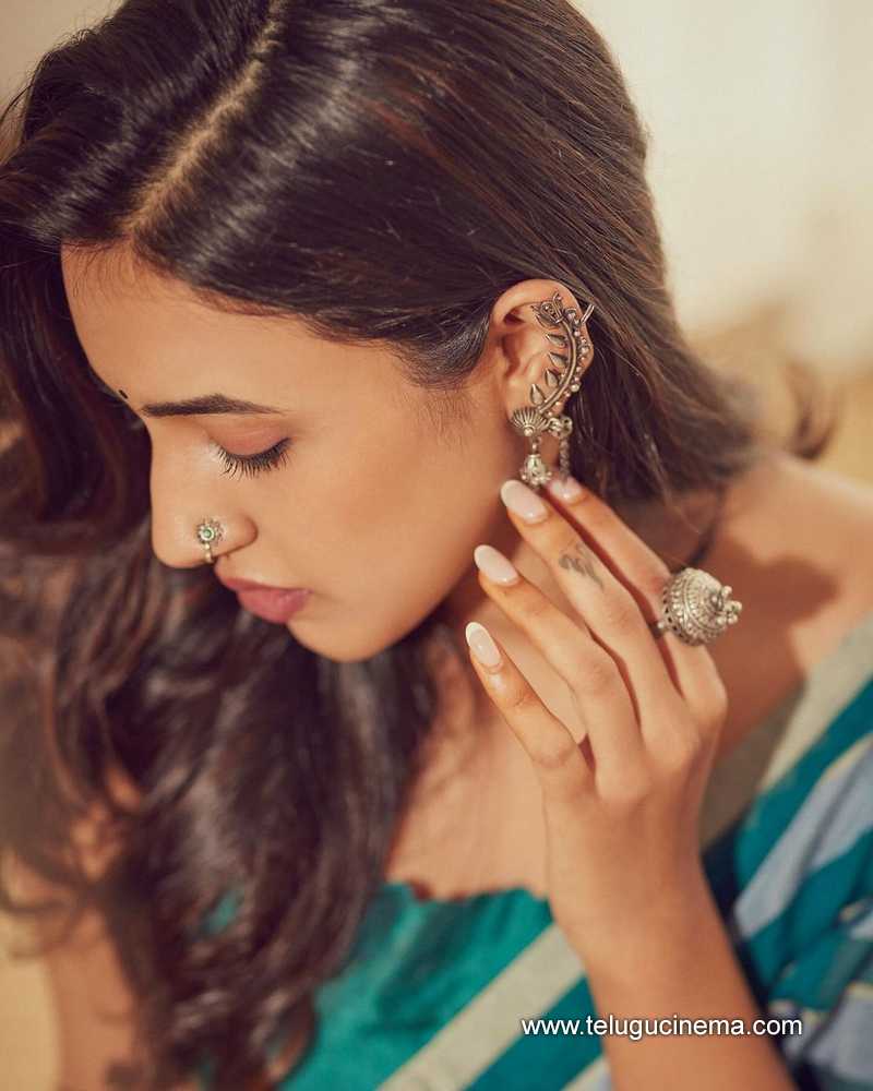 niharika stills 100824 04