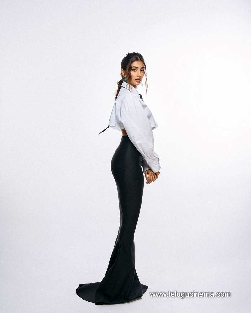 poojahegde stills 120824 03