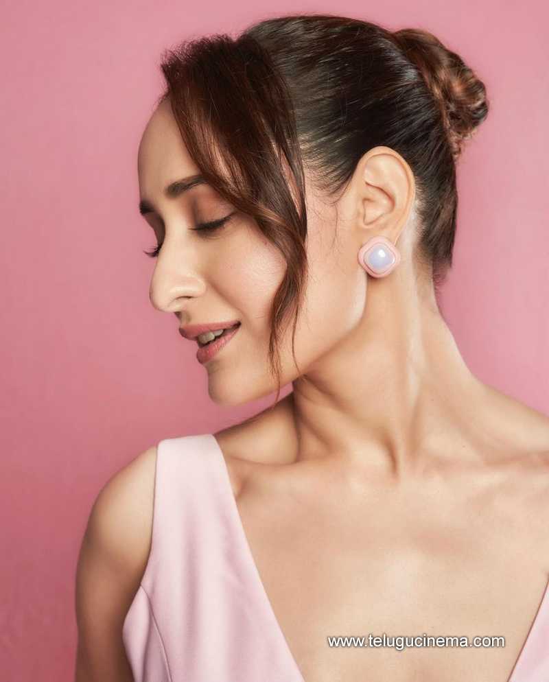 pragya stills 120824 01