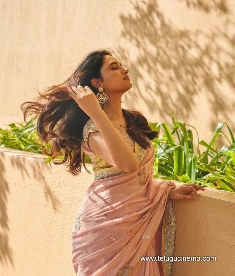 priyanka stills 200824 02