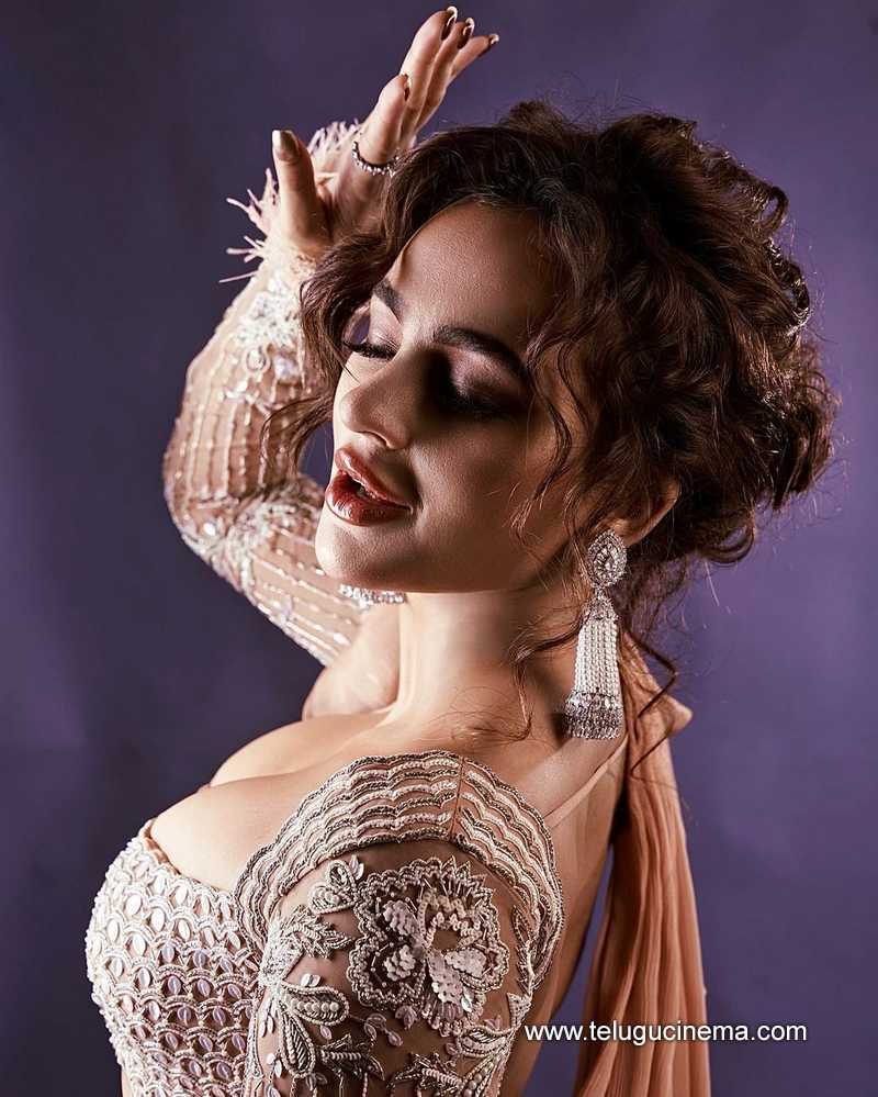 seerathkapoor stills 130824 04