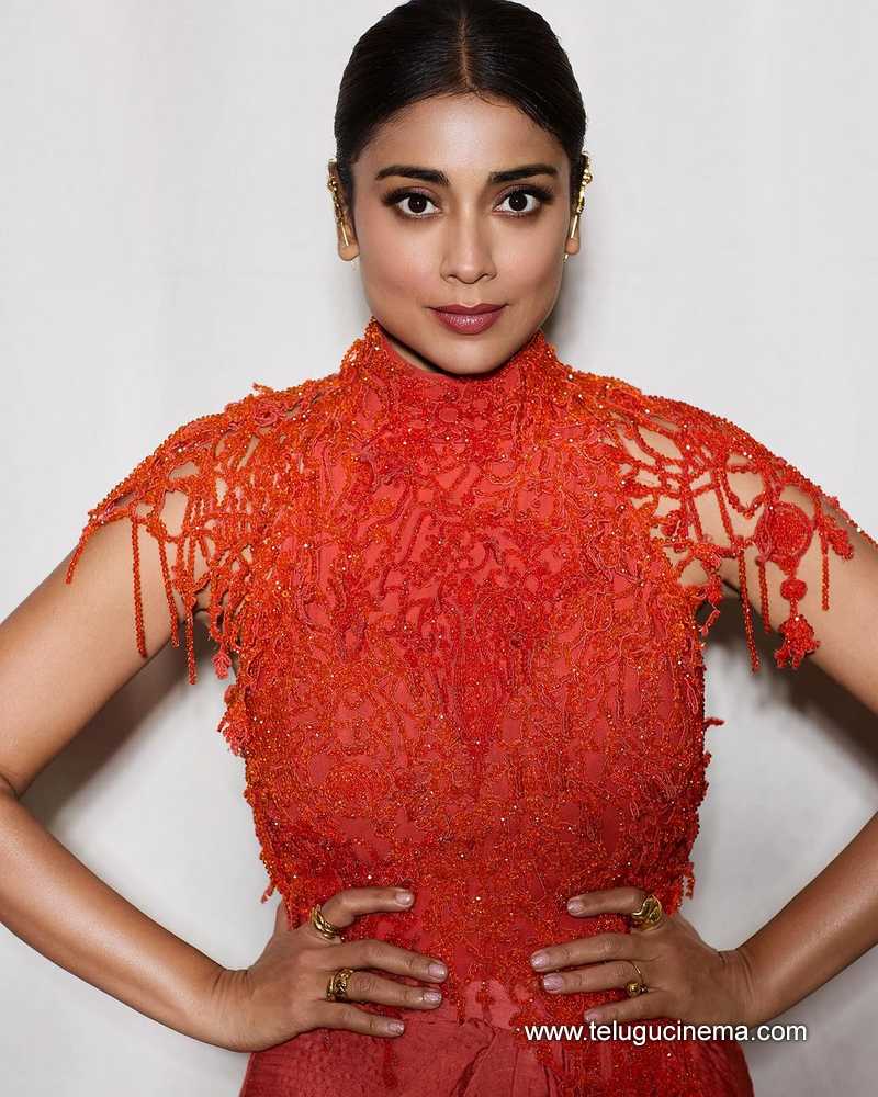 shriya stills 270824 03 1