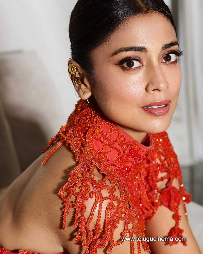 shriya stills 270824 04