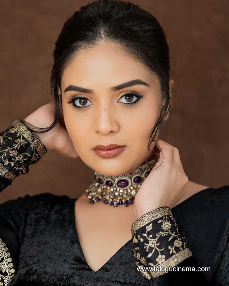 sreemukhi 130824 09