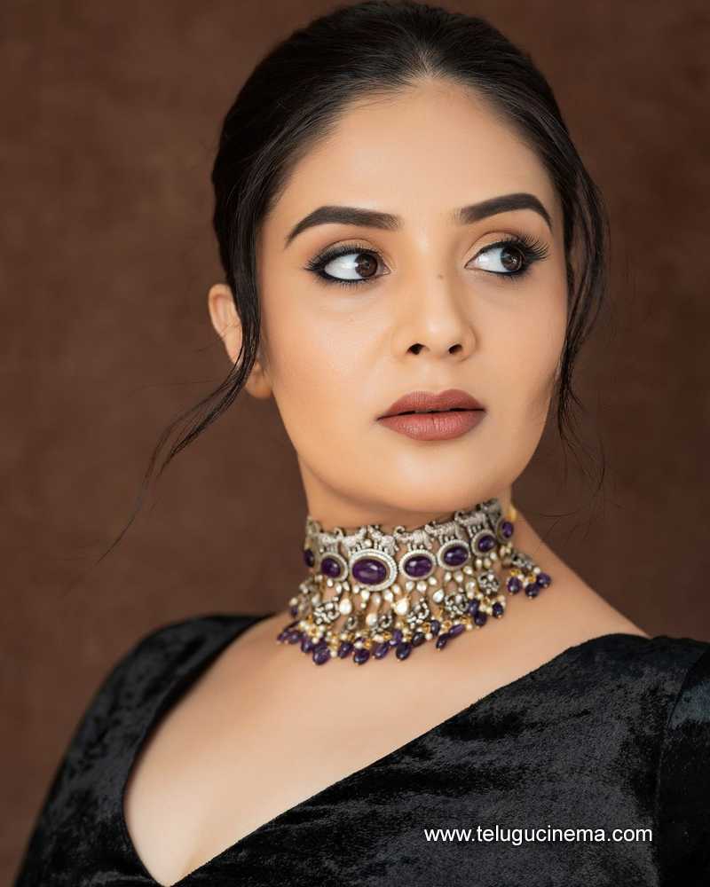 sreemukhi 130824 10