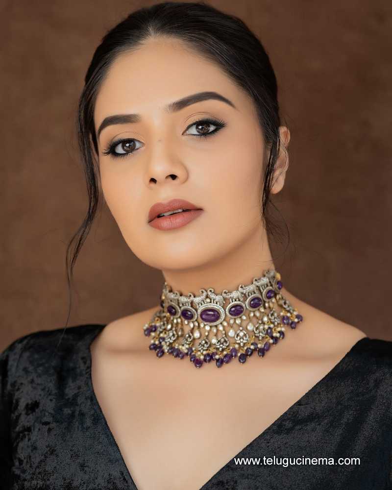 sreemukhi 130824 11