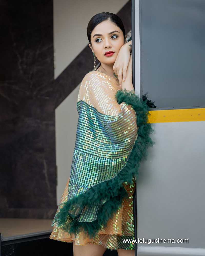 sreemukhi stills 120824 02