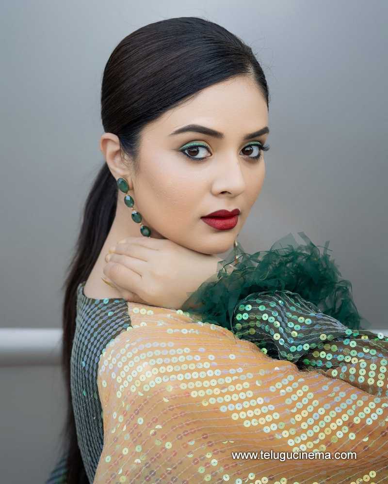 sreemukhi stills 120824 03