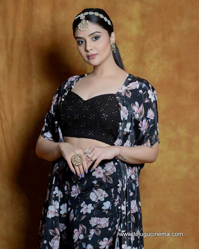 sreemukhi stills 290824 01