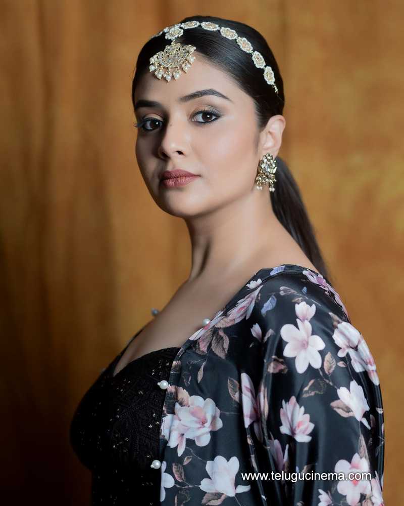 sreemukhi stills 290824 04