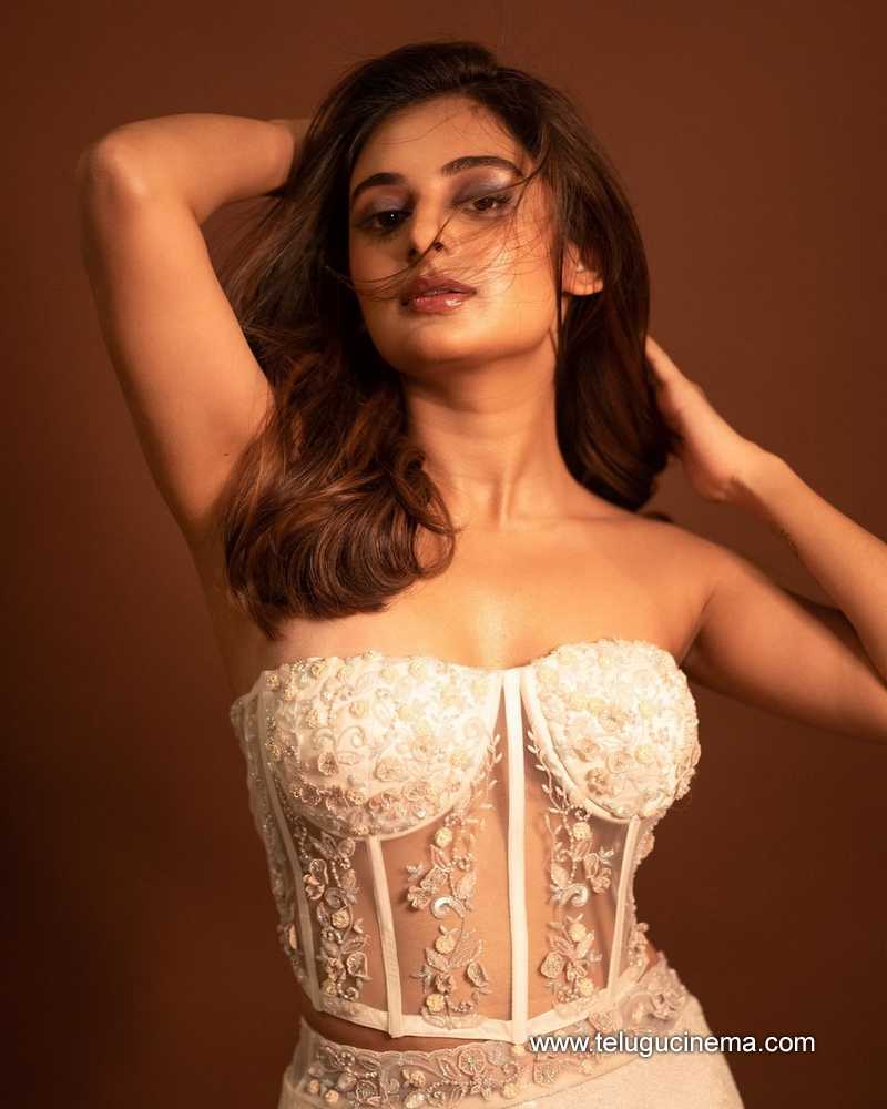 estheranil stills 250924 03