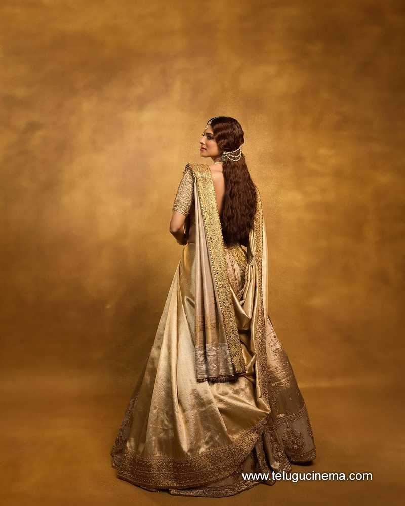 malavika stills 190924 04