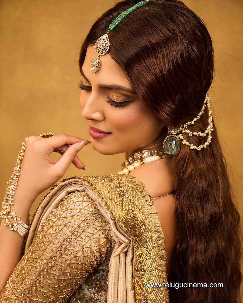 malavika stills 190924 05