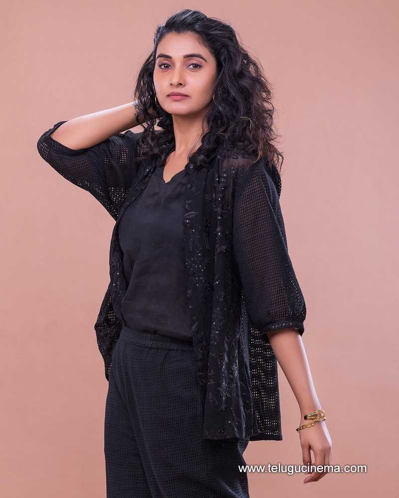 priyabhavani stills 190924 01