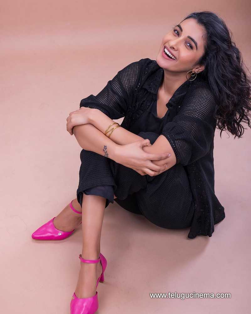 priyabhavani stills 190924 03