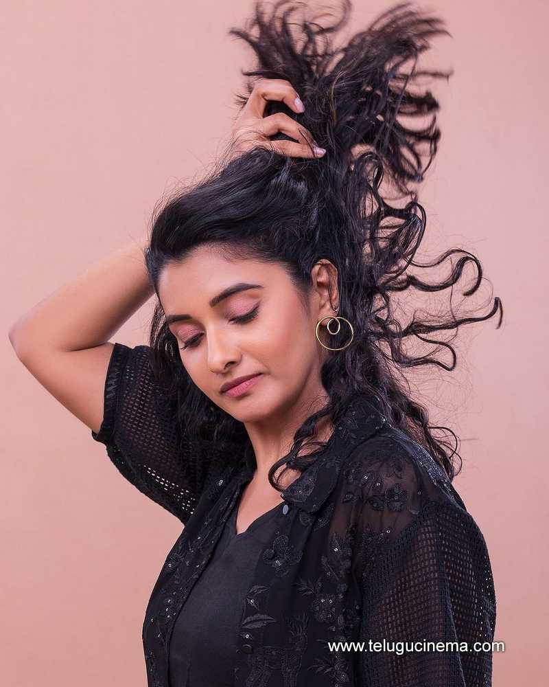 priyabhavani stills 190924 04