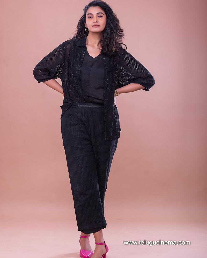 priyabhavani stills 190924 05