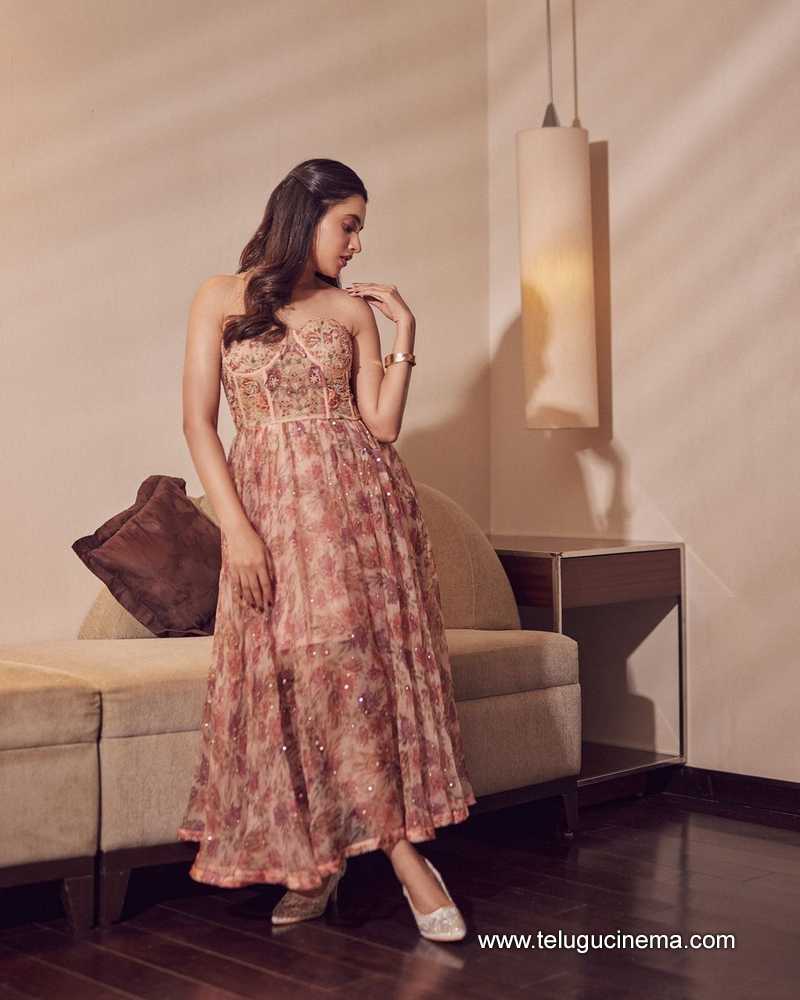 priyanka stills 300924 04