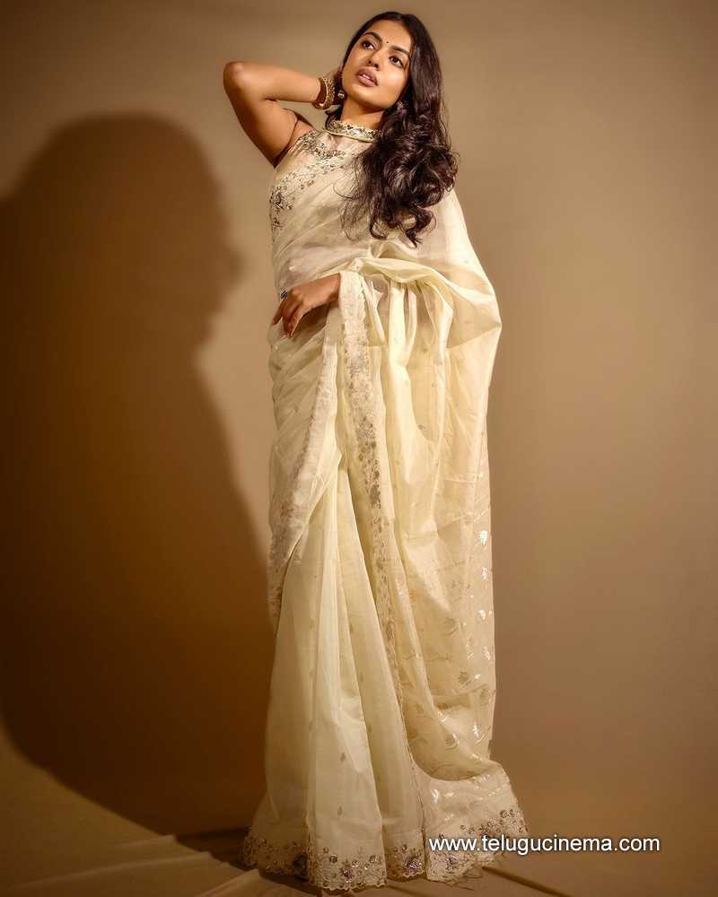 shivani stills 300924 04