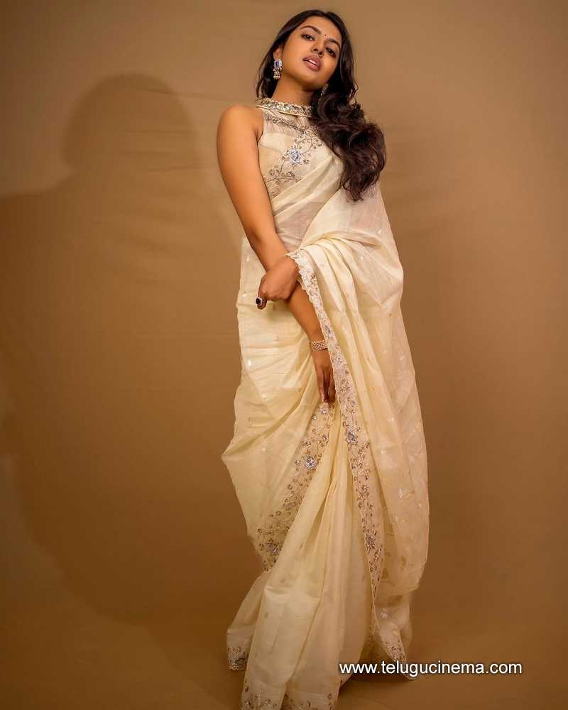 shivani stills 300924 06