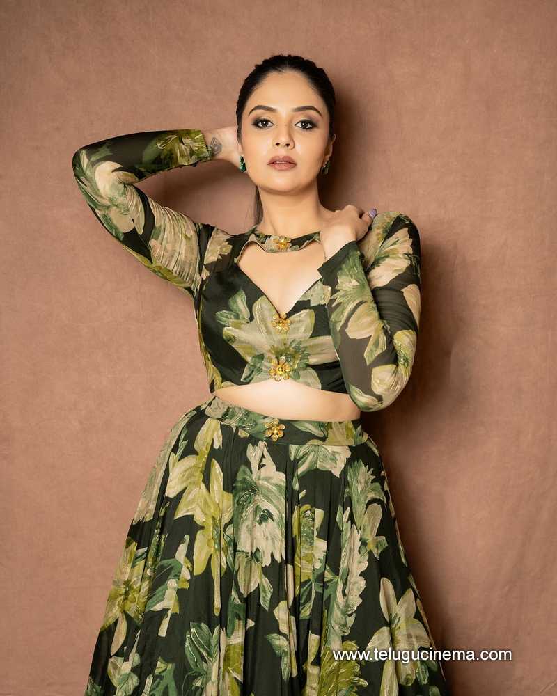 sreemukhi stills 230924 04