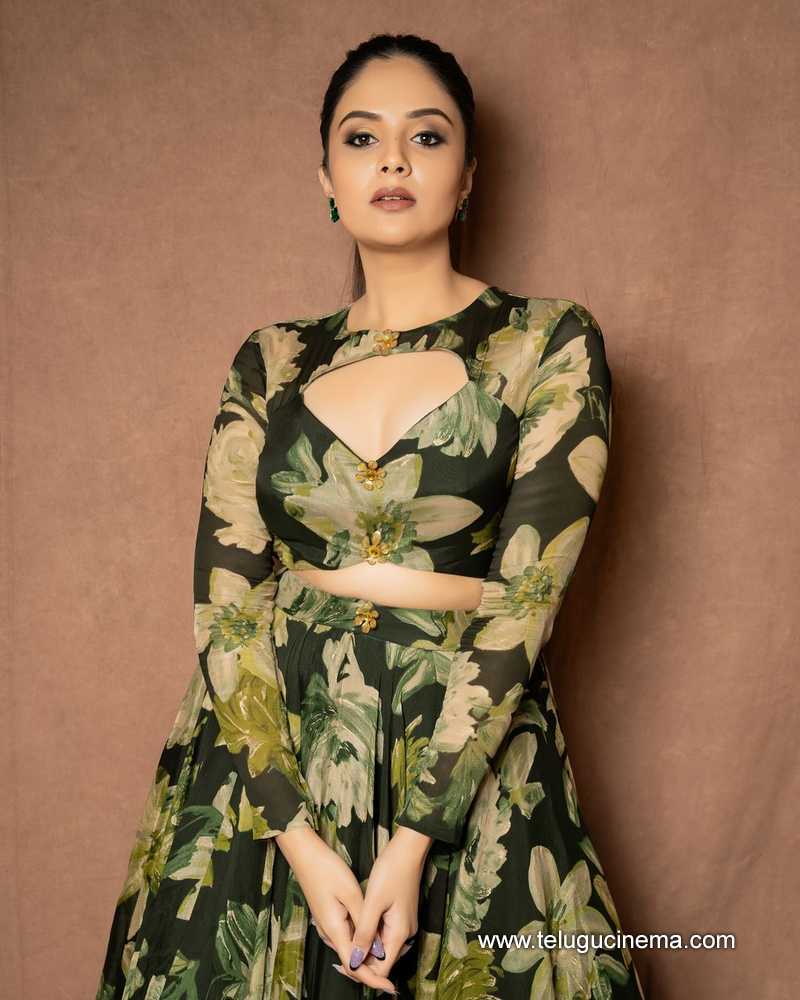 sreemukhi stills 230924 06
