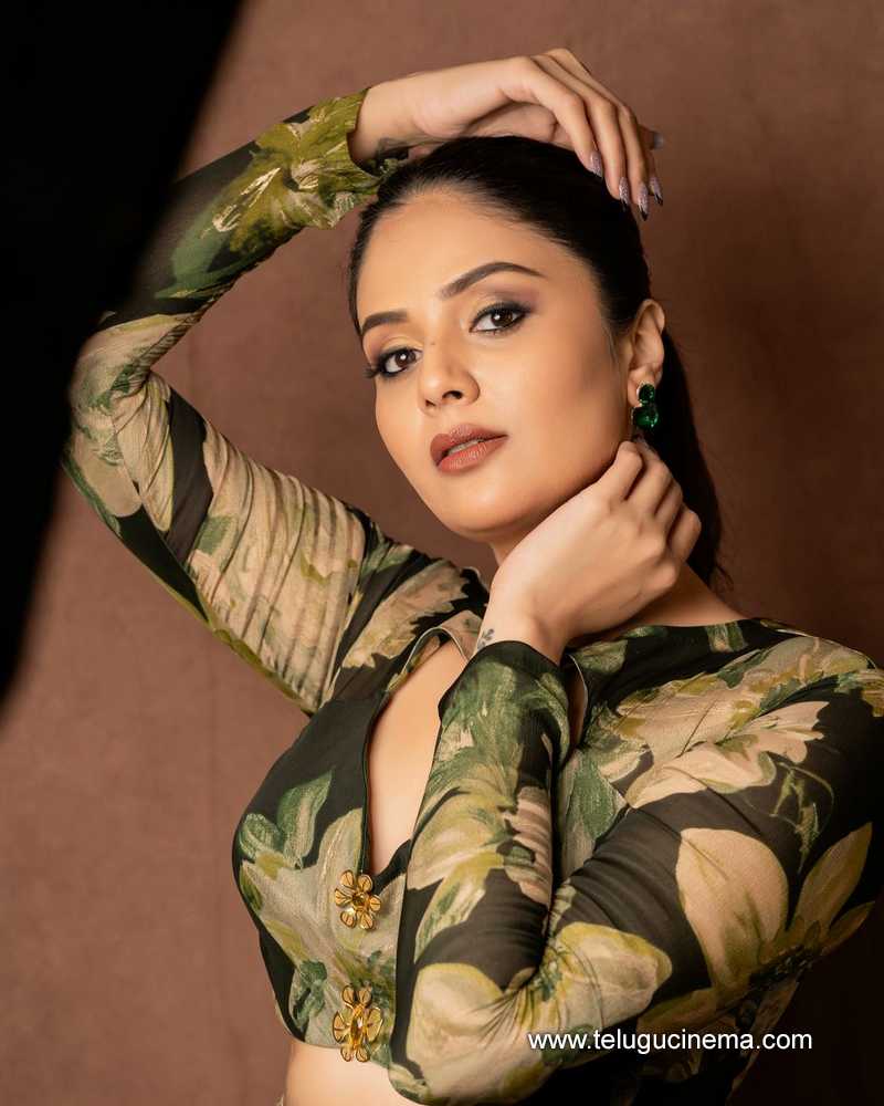 sreemukhi stills 230924 07
