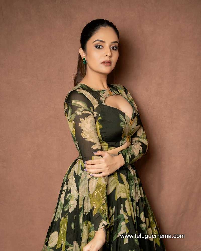 sreemukhi stills 230924 10