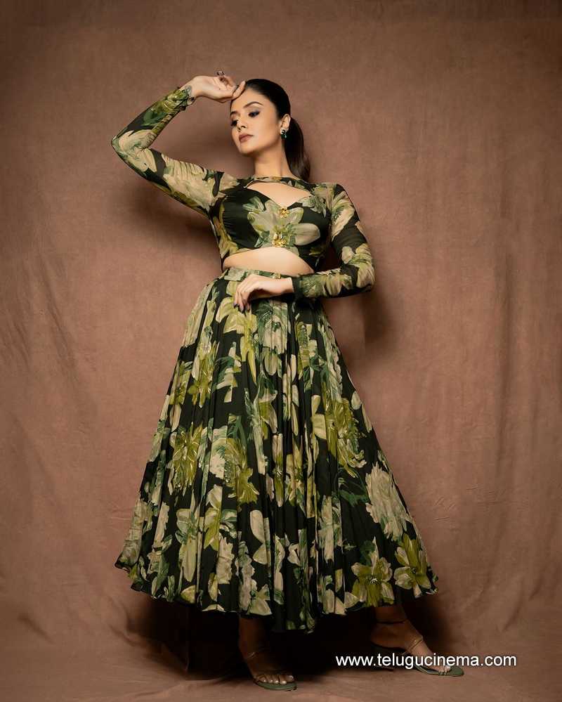 sreemukhi stills 230924 13